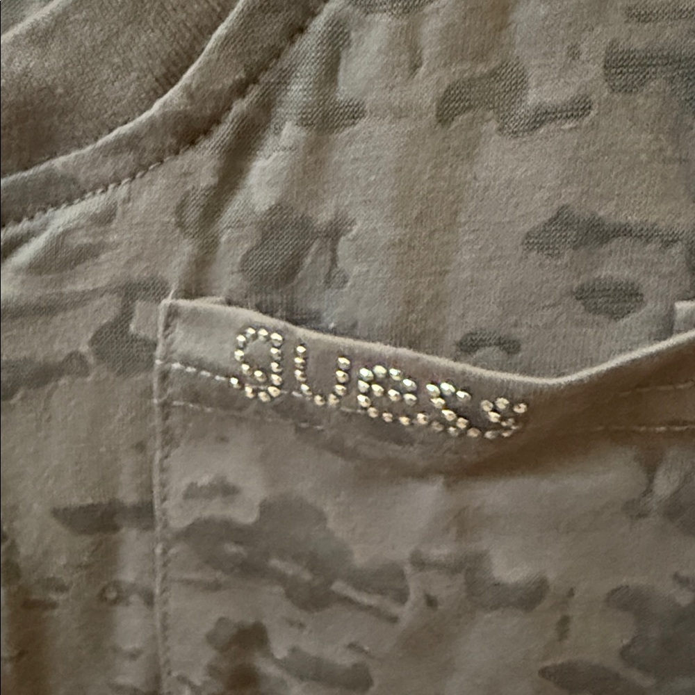“Never Worn” Guess Taupe Buttoned Tee Size Small - Picture 4 of 7
